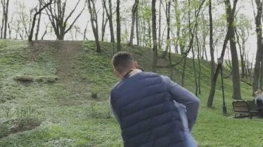 Aile ile çocuk güzel güneşli bir günde çalış.