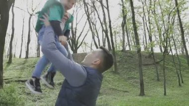 Aile ile çocuk güzel güneşli bir günde çalış.