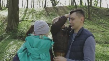 Aile ile çocuk güzel güneşli bir günde çalış.