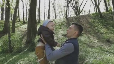 Aile ile çocuk güzel güneşli bir günde çalış.