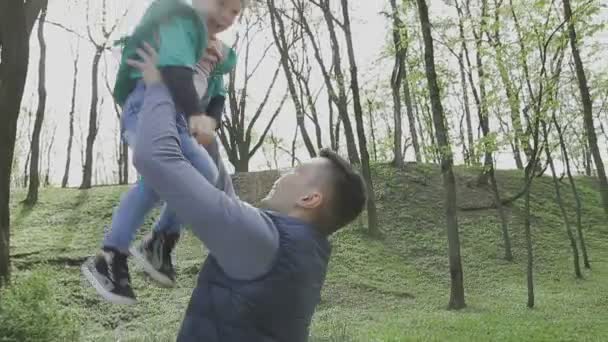 La familia juega con el niño en un hermoso día soleado — Vídeos de Stock