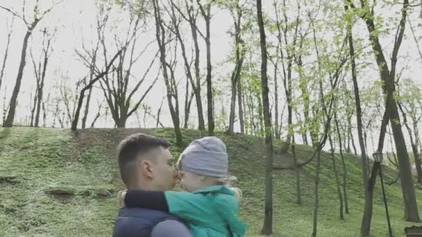 La familia juega con el niño en un hermoso día soleado — Vídeo de stock