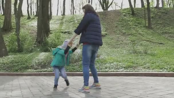 De familie speelt met het kind op een mooie zonnige dag — Stockvideo