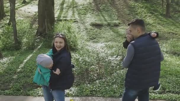 De familie speelt met het kind op een mooie zonnige dag — Stockvideo