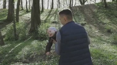 Aile ile çocuk güzel güneşli bir günde çalış.