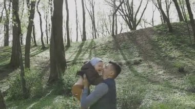 Aile ile çocuk güzel güneşli bir günde çalış.