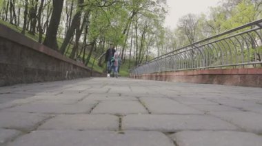 Aile ile çocuk güzel güneşli bir günde çalış.