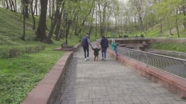 Aile ile çocuk güzel güneşli bir günde çalış.