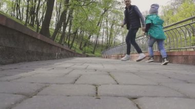 Aile ile çocuk güzel güneşli bir günde çalış.