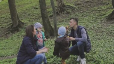 Aile ile çocuk güzel güneşli bir günde çalış.