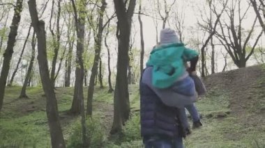 Aile ile çocuk güzel güneşli bir günde çalış.