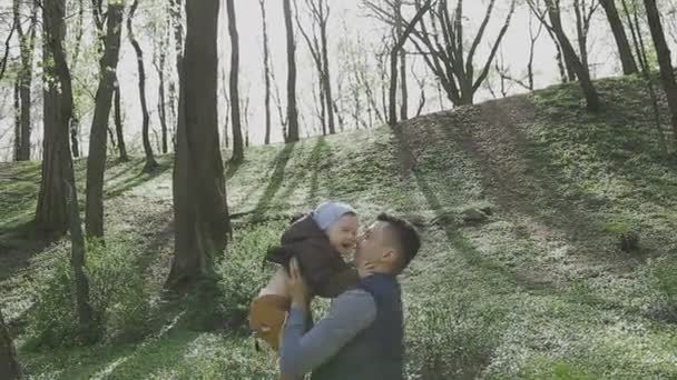 La familia juega con el niño en un hermoso día soleado — Vídeo de stock