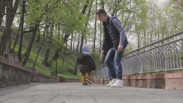 La familia juega con el niño en un hermoso día soleado — Vídeo de stock