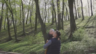 Aile ile çocuk güzel güneşli bir günde çalış.