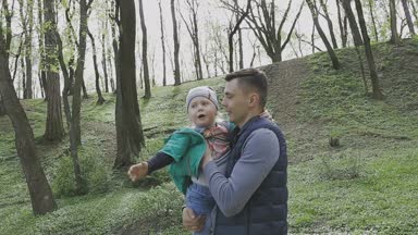 Aile ile çocuk güzel güneşli bir günde çalış.