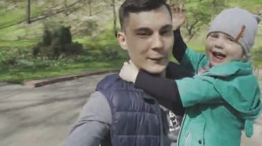 Aile ile çocuk güzel güneşli bir günde çalış.