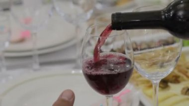 Şarap cam Kadehi ziyafette içine dökün