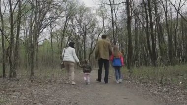 Aile ile çocuk güzel güneşli bir günde çalış.