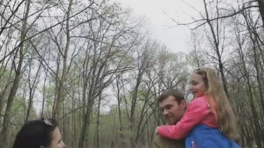 Aile ile çocuk güzel güneşli bir günde çalış.