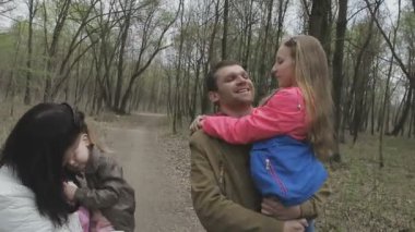 Aile ile çocuk güzel güneşli bir günde çalış.