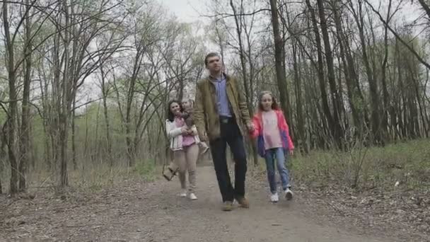 De familie speelt met het kind op een mooie zonnige dag — Stockvideo