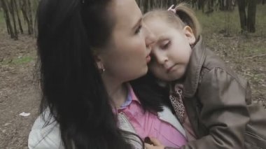 Aile ile çocuk güzel güneşli bir günde çalış.