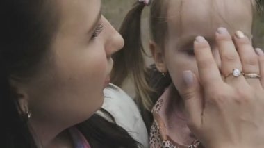 Aile ile çocuk güzel güneşli bir günde çalış.