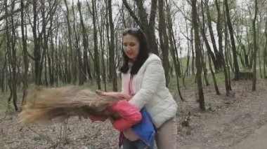 Aile ile çocuk güzel güneşli bir günde çalış.