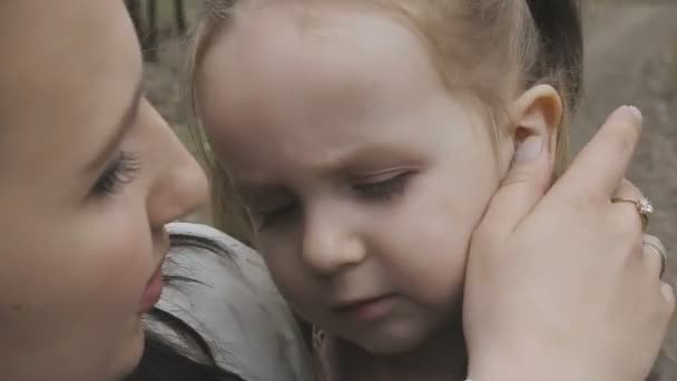 La famille joue avec l'enfant par une belle journée ensoleillée — Video