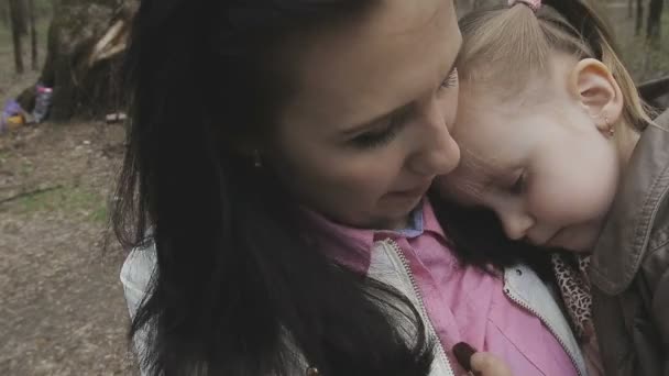 La familia juega con el niño en un hermoso día soleado — Vídeo de stock