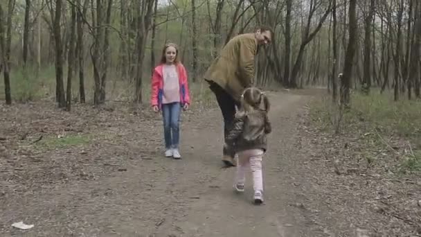 De familie speelt met het kind op een mooie zonnige dag — Stockvideo