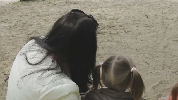 Семейные прогулки по берегу реки в теплую погоду — стоковое видео