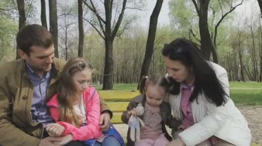 Nehir kıyısında sıcak havalarda aile yürür