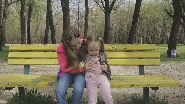 Familjen går på flodbanken i varmt väder — Stockvideo