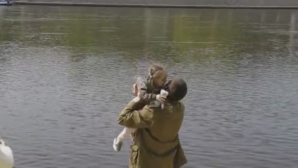 Nehir kıyısında sıcak havalarda aile yürür — Stok video