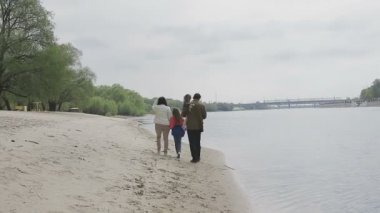 Nehir kıyısında sıcak havalarda aile yürür
