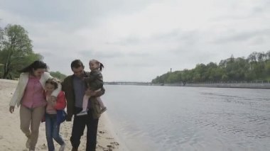 Nehir kıyısında sıcak havalarda aile yürür