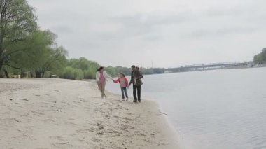 Nehir kıyısında sıcak havalarda aile yürür