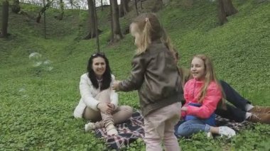 Aile ile çocuk güzel güneşli bir günde çalış.