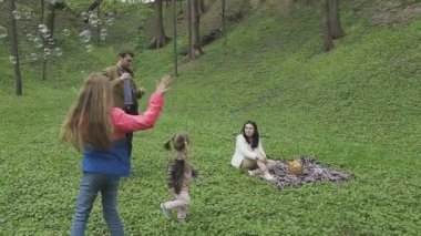 Aile ile çocuk güzel güneşli bir günde çalış.