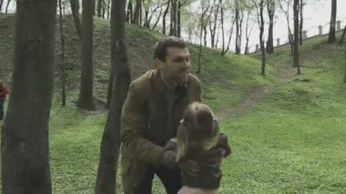 Aile ile çocuk güzel güneşli bir günde çalış.