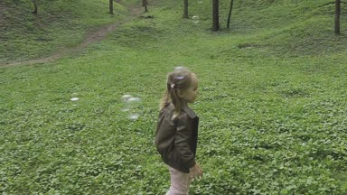Aile ile çocuk güzel güneşli bir günde çalış.