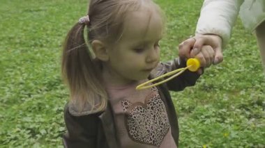 Aile ile çocuk güzel güneşli bir günde çalış.