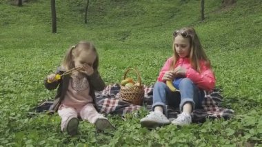 Aile ile çocuk güzel güneşli bir günde çalış.