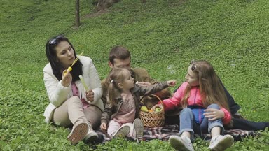 Aile ile çocuk güzel güneşli bir günde çalış.