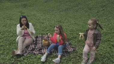 Aile ile çocuk güzel güneşli bir günde çalış.