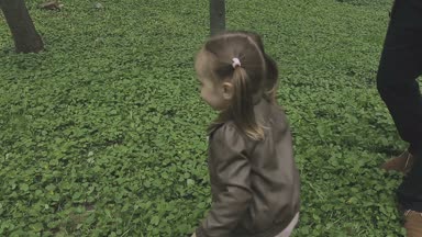 Aile ile çocuk güzel güneşli bir günde çalış.