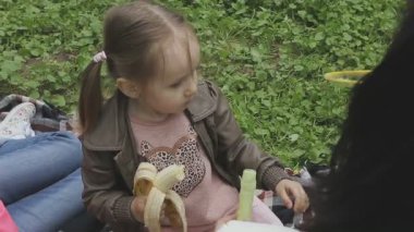 Aile ile çocuk güzel güneşli bir günde çalış.