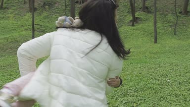 Aile ile çocuk güzel güneşli bir günde çalış.