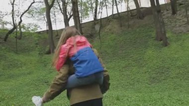 Aile ile çocuk güzel güneşli bir günde çalış.